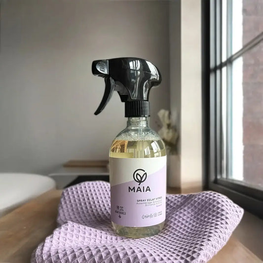 Spray nettoyant vitres en bouteille en verre avec liquide jaune pour surfaces vitrées