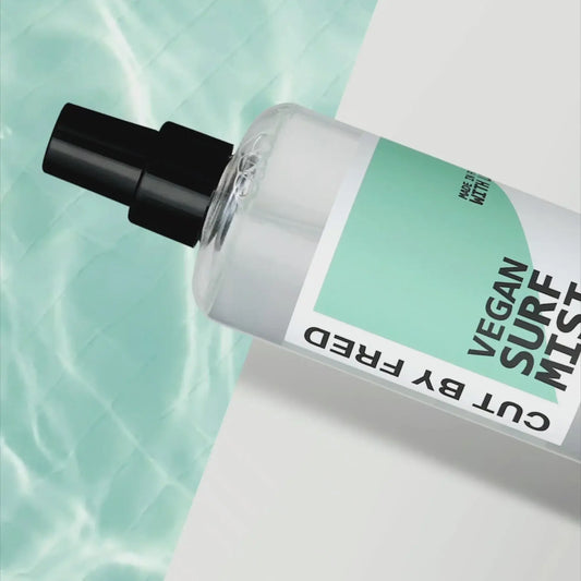 Bouteille claire de Vegan Surf Mist respectant l’environnement aux ingrédients d’origine
