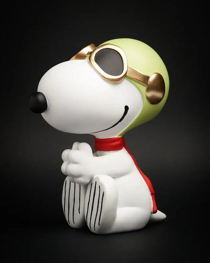 Statue Snoopy aviateur en blanc avec casque vert et écharpe rouge