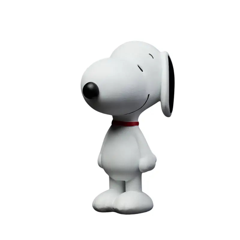 Statue Snoopy debout en culture pop, figurine blanche avec collier rouge