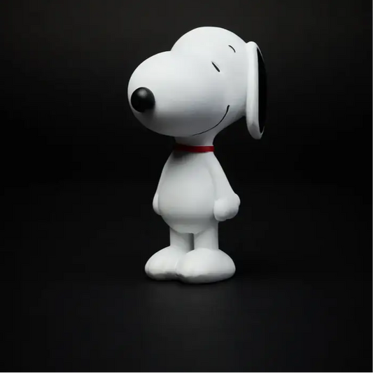 Statue Snoopy debout en culture pop, figurine blanche avec collier rouge