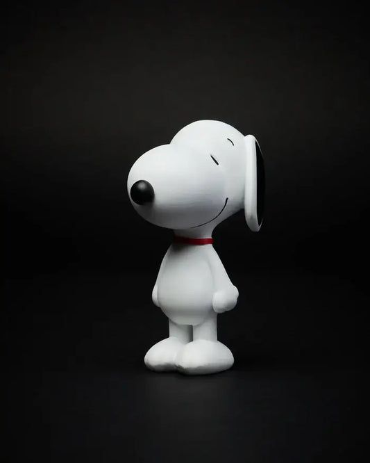 Statue Snoopy debout : figurine blanche au collier rouge, objet décoratif bande dessinée