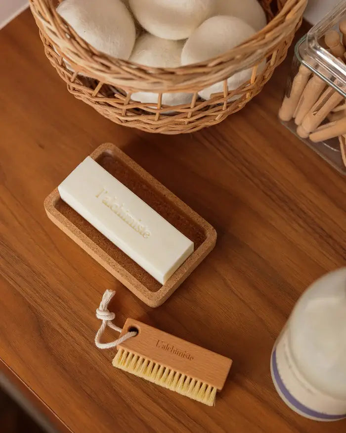 Savon détachant efficace Stick Détachant 150g sur socle en liège blanc