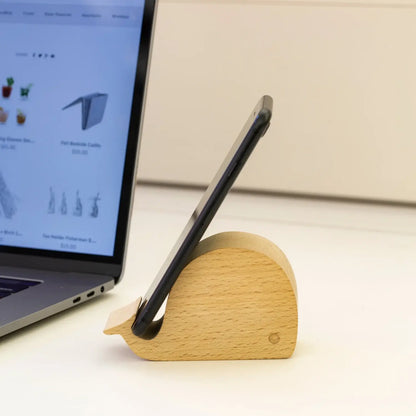 Support téléphone baleine en bois clair tenant smartphone noir, c’est l’accessoire idéal