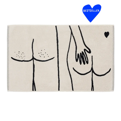 Tapis de bain Naked Couple : fesses stylisées en noir sur crème, cœur et main