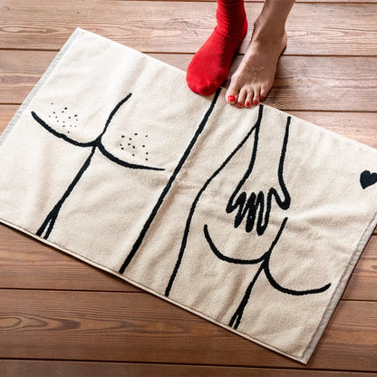 Tapis de bain Naked Couple beige avec figures féminines stylisées en noir, cœur et points