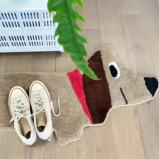 Tapis de bain teckel en forme de chien avec collier rouge et chaussures blanches