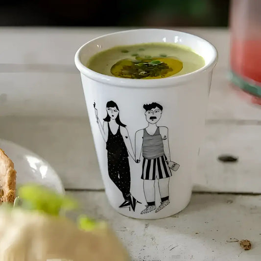 Tasse apéro couple avec mug blanc, soupe verte, touche d’humour et herbes fraîches