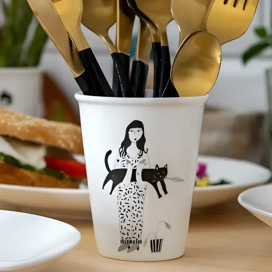 Tasse black cat mug espiègle avec illustration femme et chats, parfait pour pause café