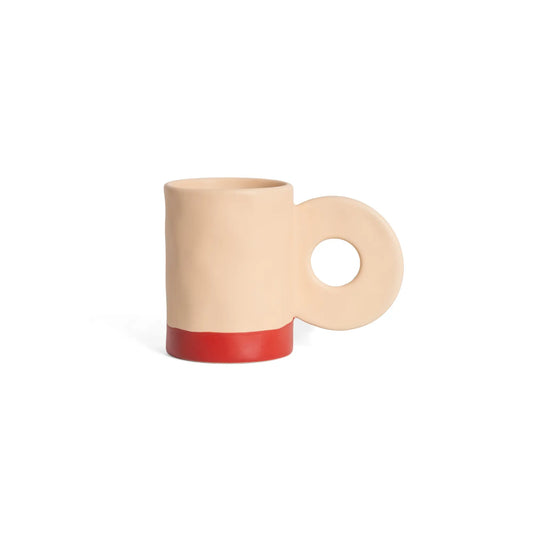 Tasse en céramique beige avec anse circulaire, bande rouge et design épuré