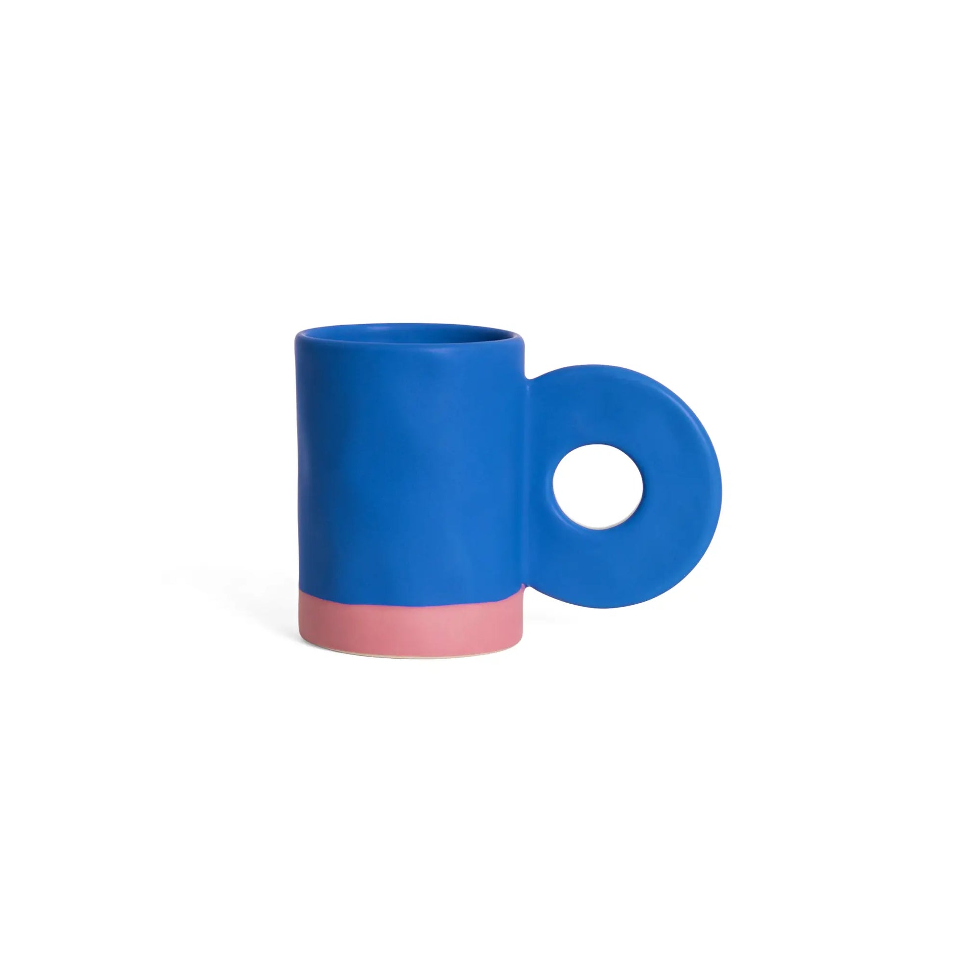 Tasse en céramique bleu profond avec touche d’élégance et couleur intense