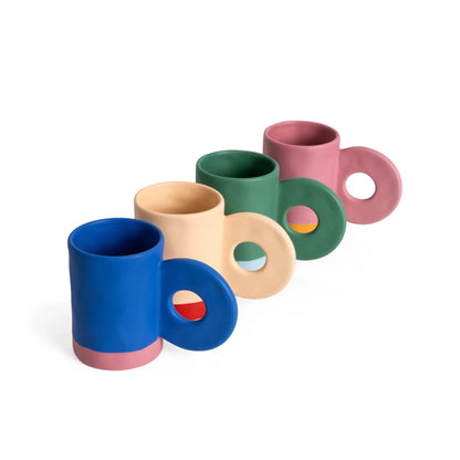 Tasse en céramique bleu profond avec touche d’élégance