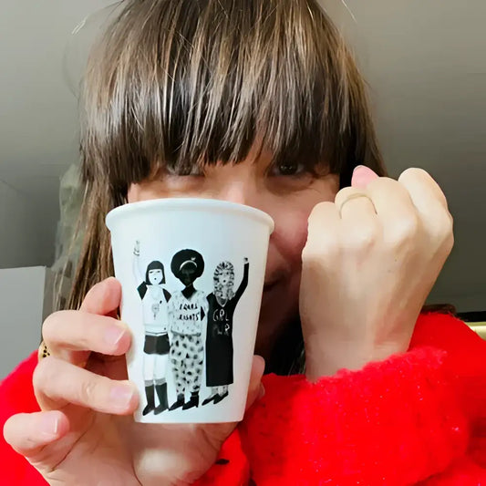 Tasse female power avec fond blanc cassé et illustration de trois femmes stylées