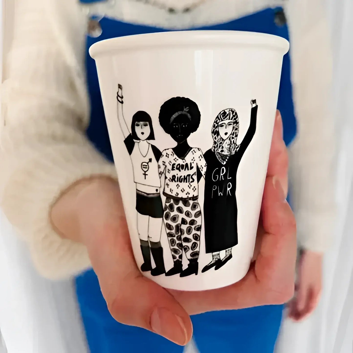 Tasse Female Power : tasse fond blanc cassé avec illustration trois femmes