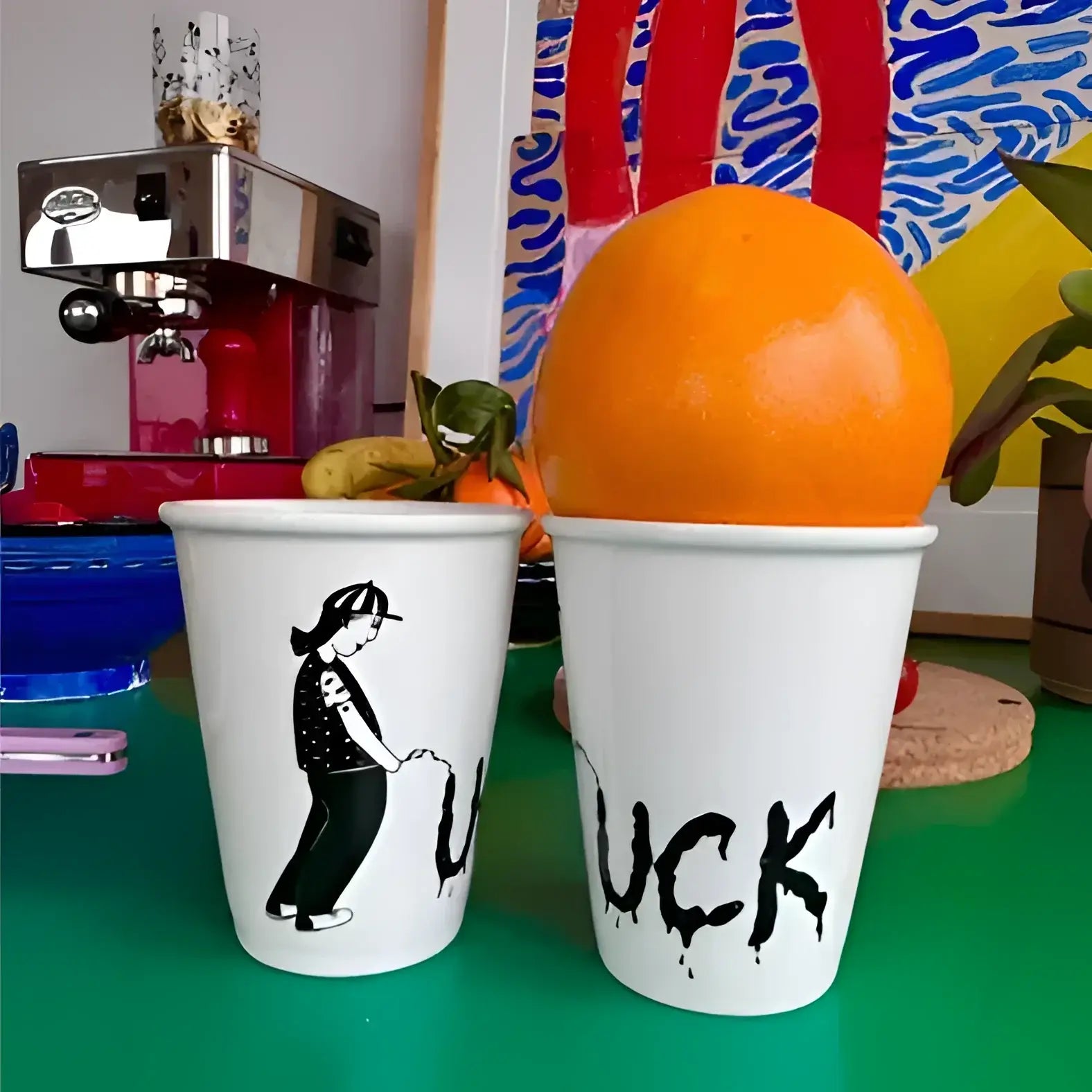 Deux tasses blanches Fuck au design épuré pour pauses café uniques