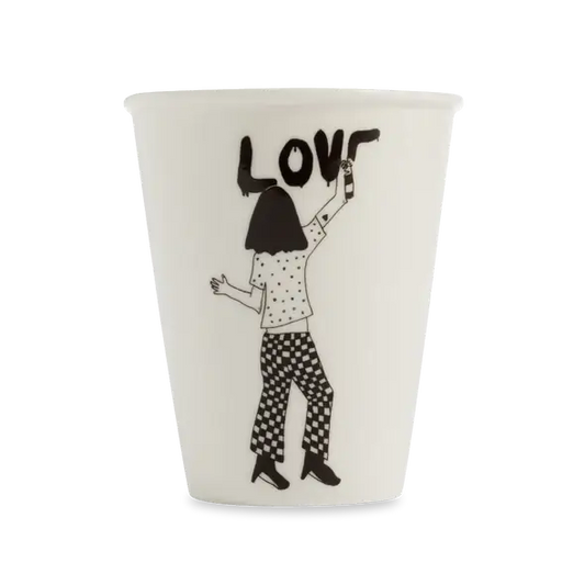 Mug blanc en céramique tasse love avec dessin simple d’une personne spray-paintant LOVE