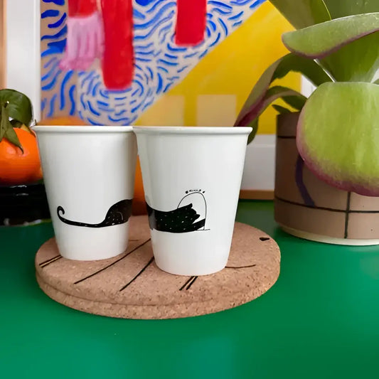 Deux mugs en céramique blanches avec illustrations de chats noirs, Tasse Millie et Vanillie pour pauses café