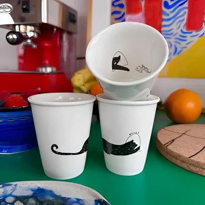 Tasse Millie And Vanillie : pile de tasses blanches motifs chats noirs