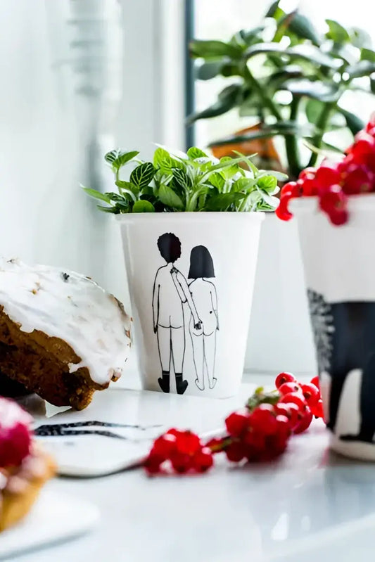 Tasse Naked Couple : pot céramique blanc avec dessin nu couple main dans la main, message subtil damour
