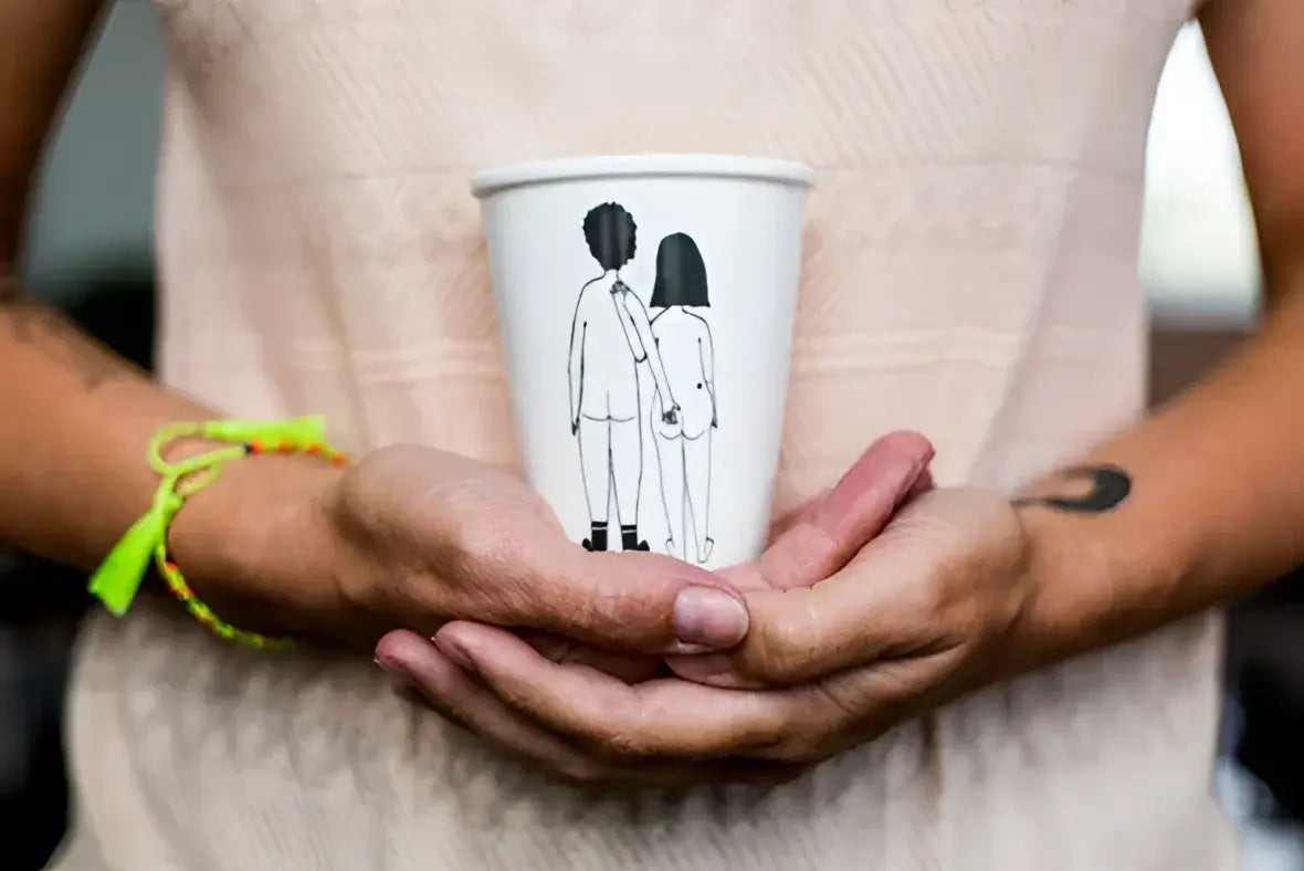 Tasse Naked Couple Back avec dessin noir de couple nu main dans la main
