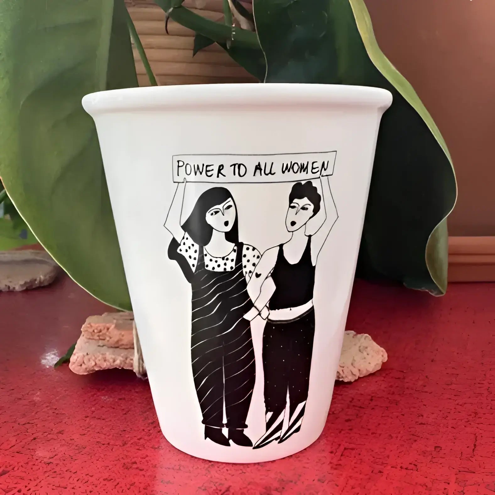 Tasse engagée en céramique blanche avec deux jeunes filles tenant pancarte Power to All Women