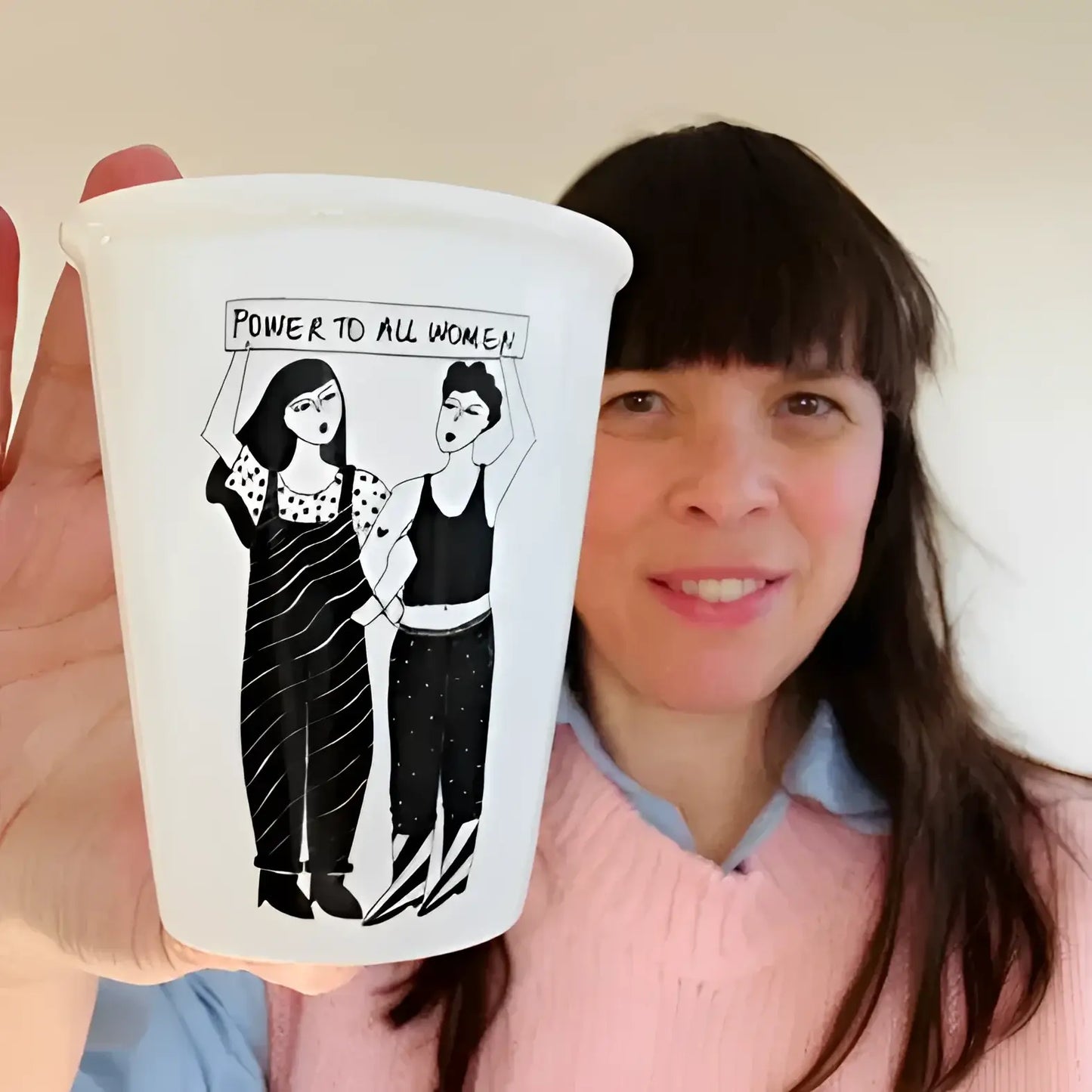 Tasse engagée avec illustration de femmes tenant pancarte Power To All Women