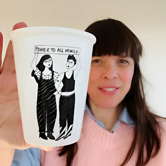 Tasse engagée avec illustration de femmes tenant pancarte Power To All Women