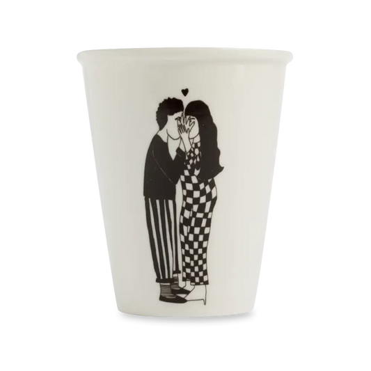 Tasse secret kissers en céramique blanche avec illustration d’un couple partageant un secret