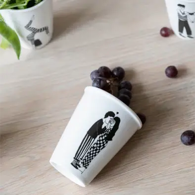 Tasse Secret Kissers avec illustration damoureuses et raisins noirs
