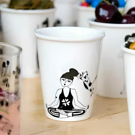 Tasse zen avec chats, fond blanc cassé, illustration d’une femme méditant avec un chat