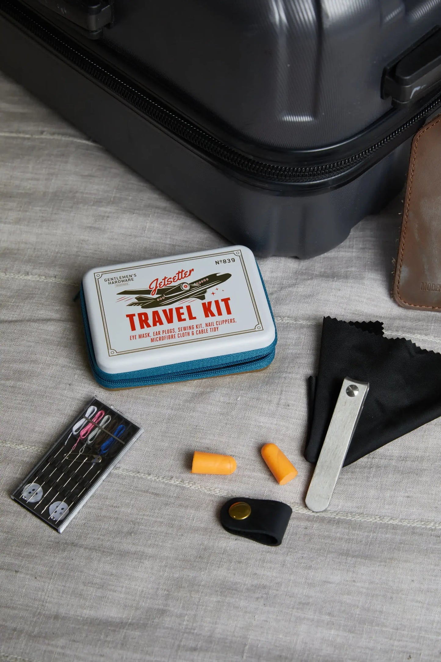Kit Jet Setter : boîte voyage légère en bleu et blanc avec avion vintage et bouchons d’oreilles