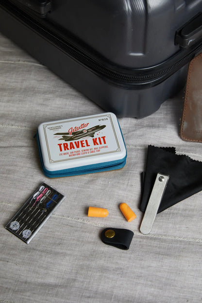 Kit Jet Setter : boîte voyage légère en bleu et blanc avec avion vintage et bouchons d’oreilles