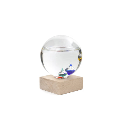Thermomètre Galilée : sphère verre clair avec gouttelettes liquides colorées sur base bois noble