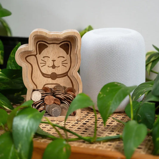 Tirelire Maneki Neko en bois clair, chat souriant design épuré culture japonaise