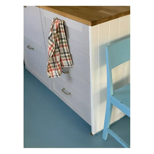 Torchon de cuisine en lin gris et crème sur meubles en bois, style lin européen