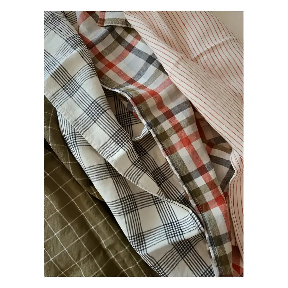 Stack de chemises en lin européen gris et crème pour la cuisine style rustique