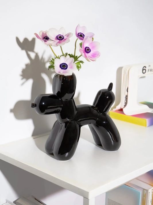 Vase sculptural Vase Bobby : chien ballon céramique noir lustré avec anémones roses et blanches
