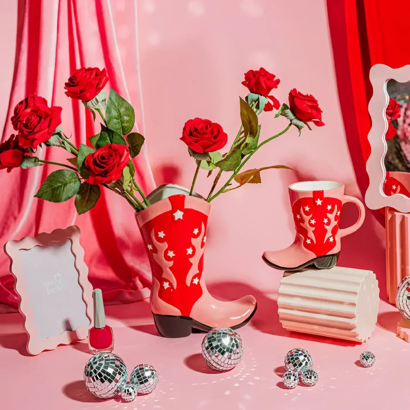 Vase botte de cowboy santiag rose avec roses rouges