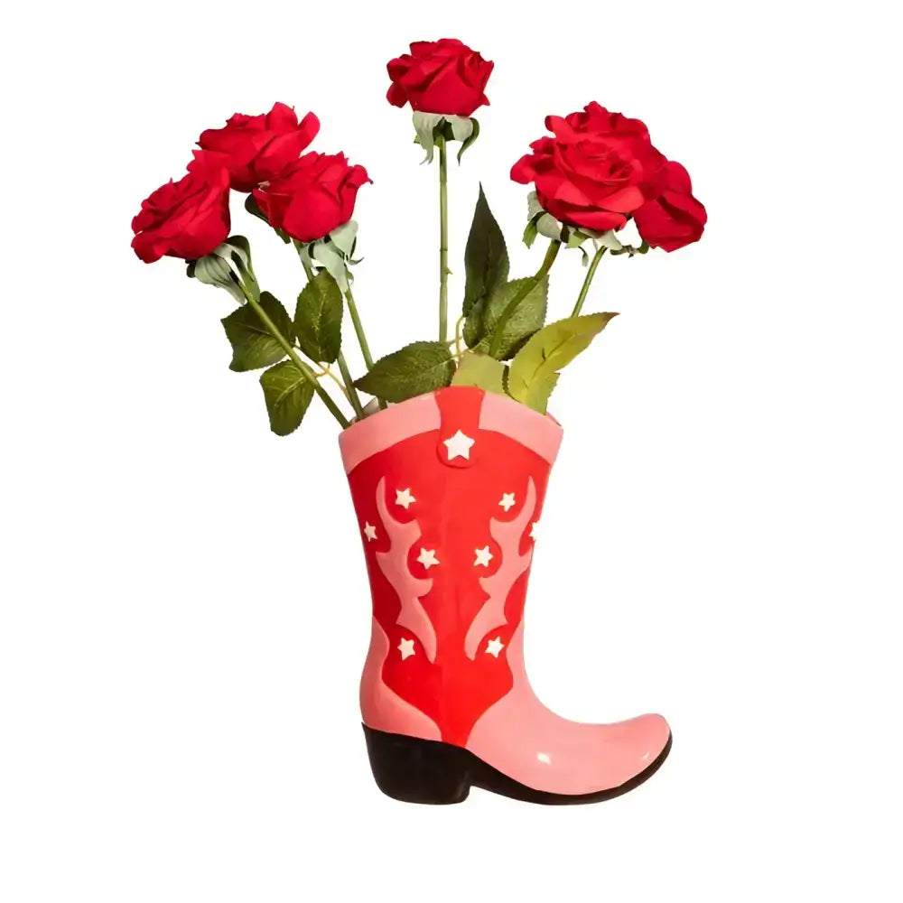 Vase botte cowboy santiag en décoration d’intérieur avec roses rouges
