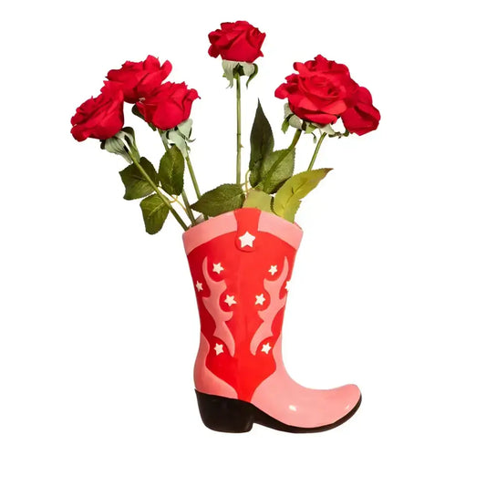 Vase botte cowboy santiag en décoration d’intérieur avec roses rouges