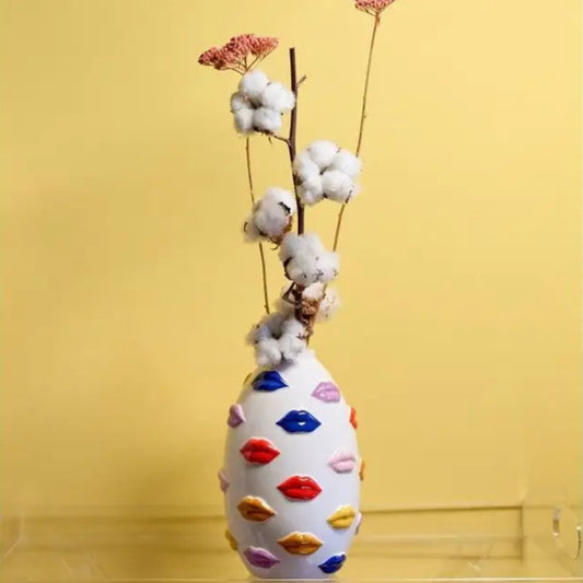 Vase bouches multicolore avec design coloré, contenant coton et fleurs séchées