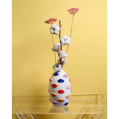 Vase Bouches Multicolore blanc avec motifs multicolores, branches de coton et fleurs séchées, objet déco design