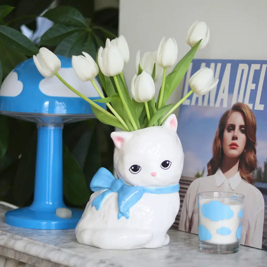 Vase chat en céramique blanc avec nœud bleu et tulipes blanches pour passionnés d’animaux
