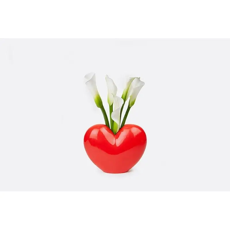 Vase Cœur Rouge avec lys calla blancs, déclaration d’amour chaleureuse
