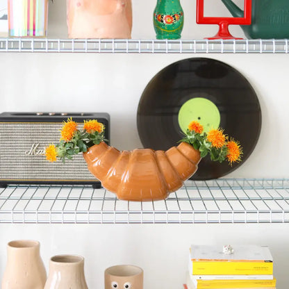Vase Croissant en céramique brun avec compositions florales naturelles orange vives