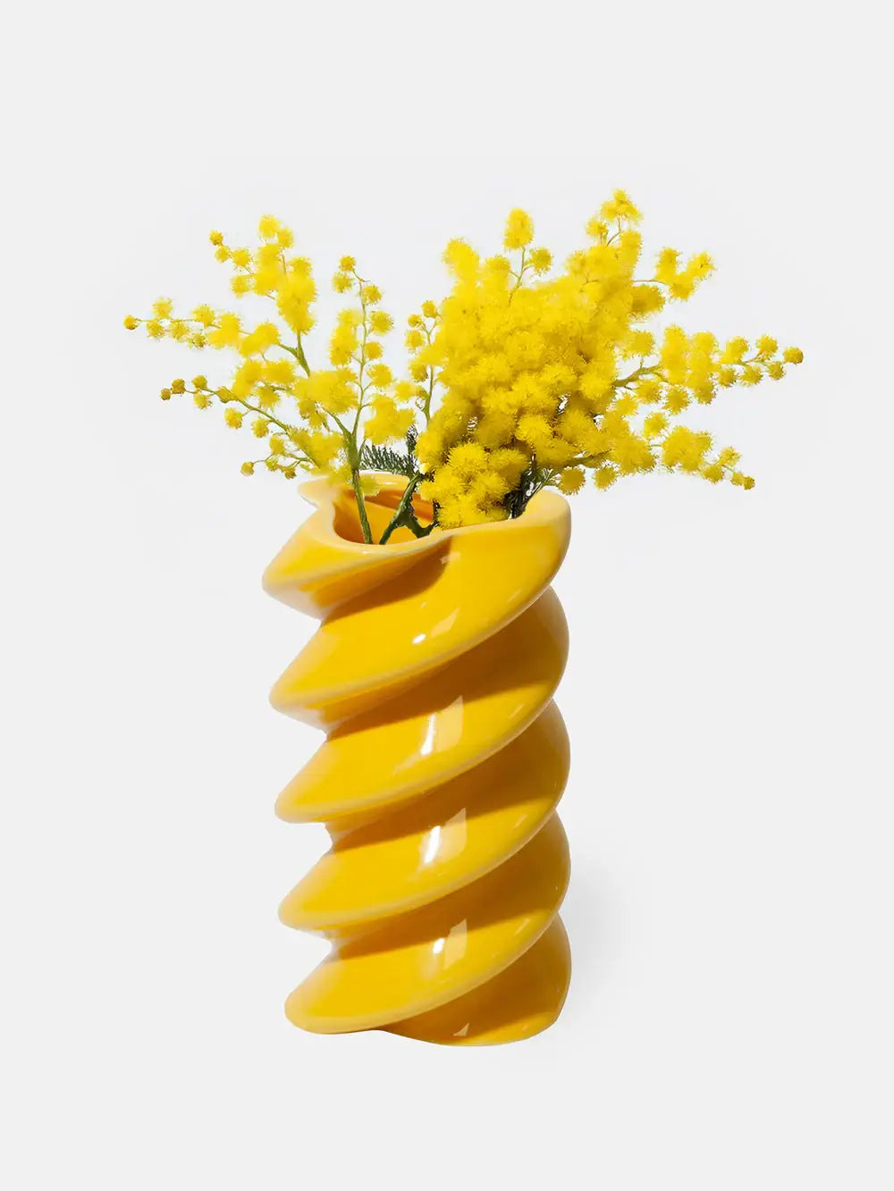 Vase Fusilli jaune spirale avec mimosa, objet décoratif ambiance chaleureux