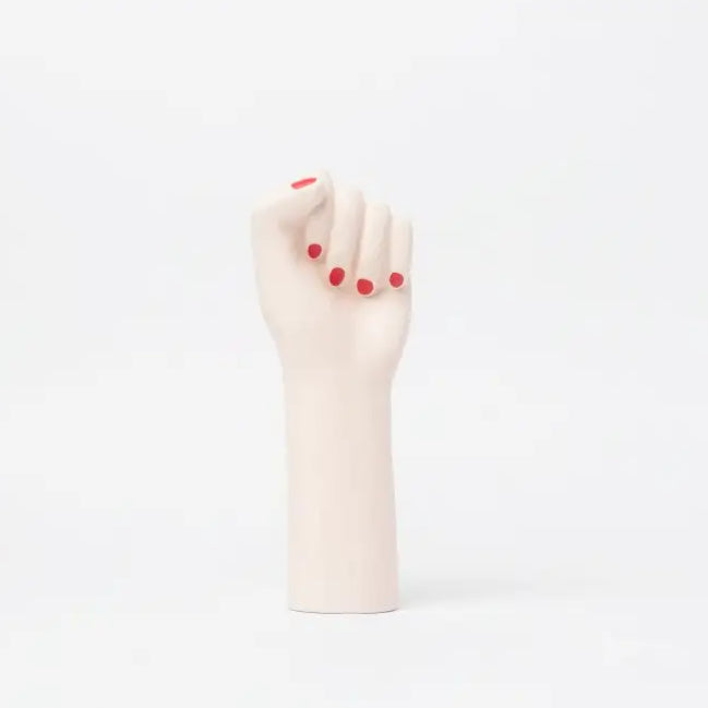Mannequin main finition mate avec ongles rouges pour décoration engagée Vase girl power