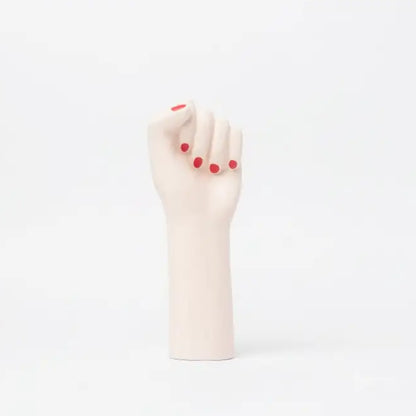 Mannequin main finition mate avec ongles rouges pour décoration engagée Vase girl power