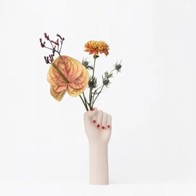 Vase girl power finition mate avec fleurs orange et rouge pour déco engagée