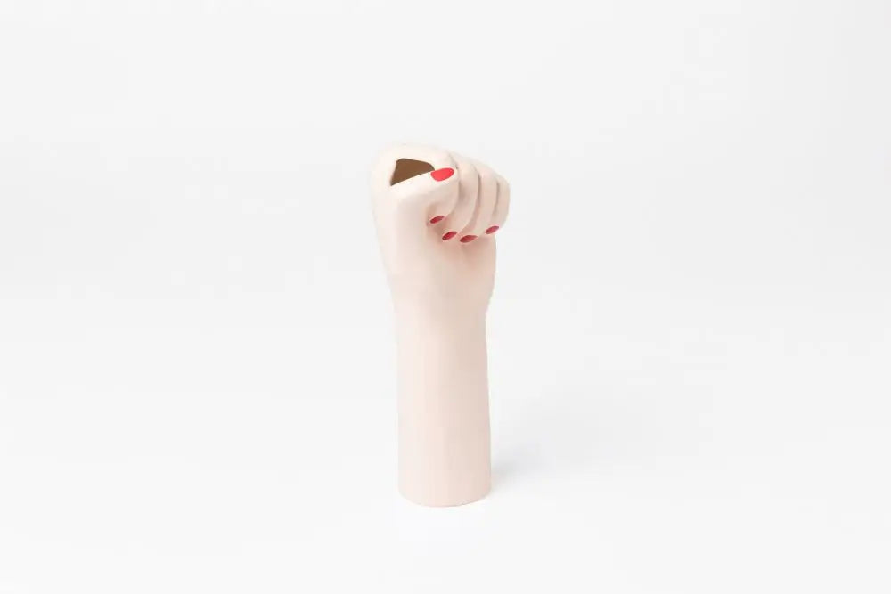 Vase girl power en céramique poing levé, déco engagée et idée cadeau